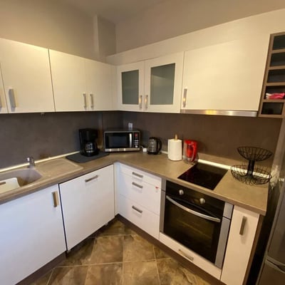 Vermietung einer geräumigen 3-Zimmer-Wohnung, Zentrum von Varna, Bulgarien